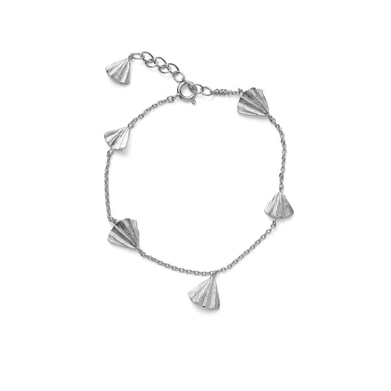 Autumn Leaf armbånd i sterlingsølv fra Pernille Corydon med seks bladformede vedhæng og justerbar længde 16–19 cm.